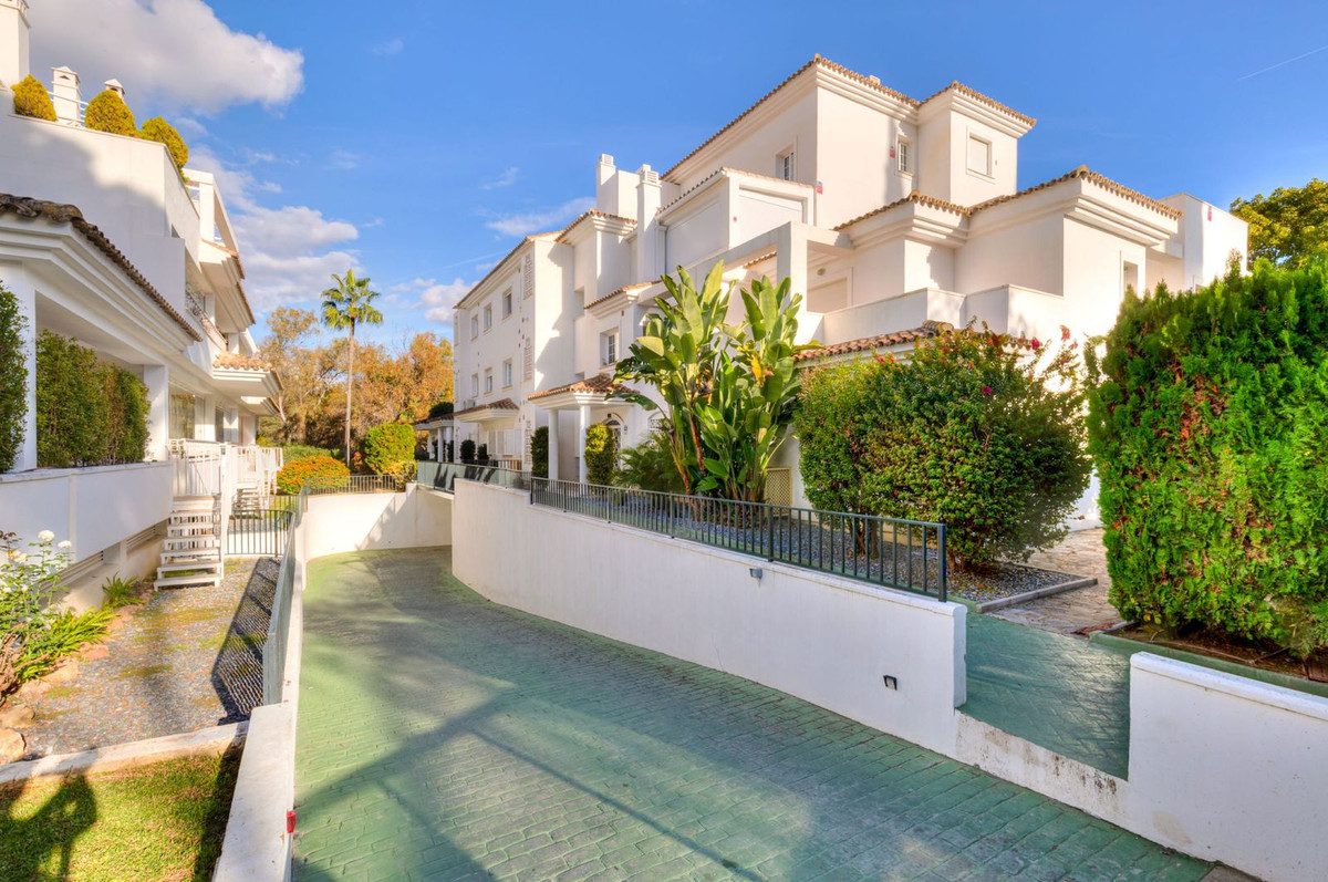 Middle Floor Apartment in Marbella, Costa del Sol – 2 beds – 395000 € - photo 19 of 23