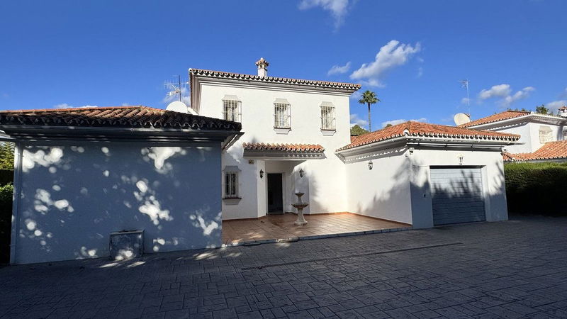 Detached Villa in El Paraiso, Costa del Sol – 4 beds – 1650000 €