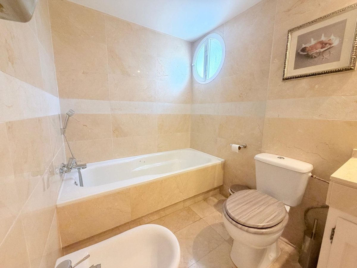 Middle Floor Apartment in Marbella, Costa del Sol – 3 beds – 595000 € - photo 13 of 34