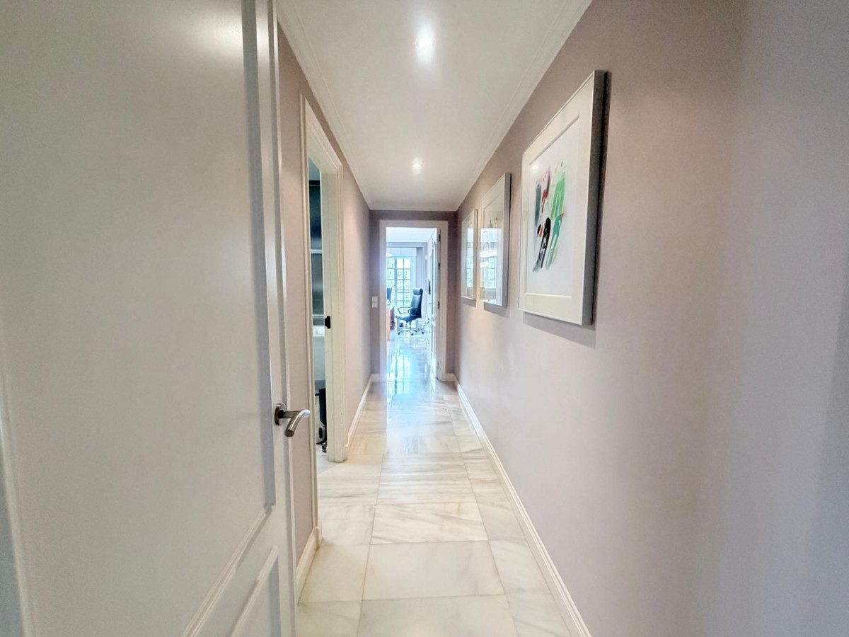 Middle Floor Apartment in Marbella, Costa del Sol – 3 beds – 595000 € - photo 14 of 34