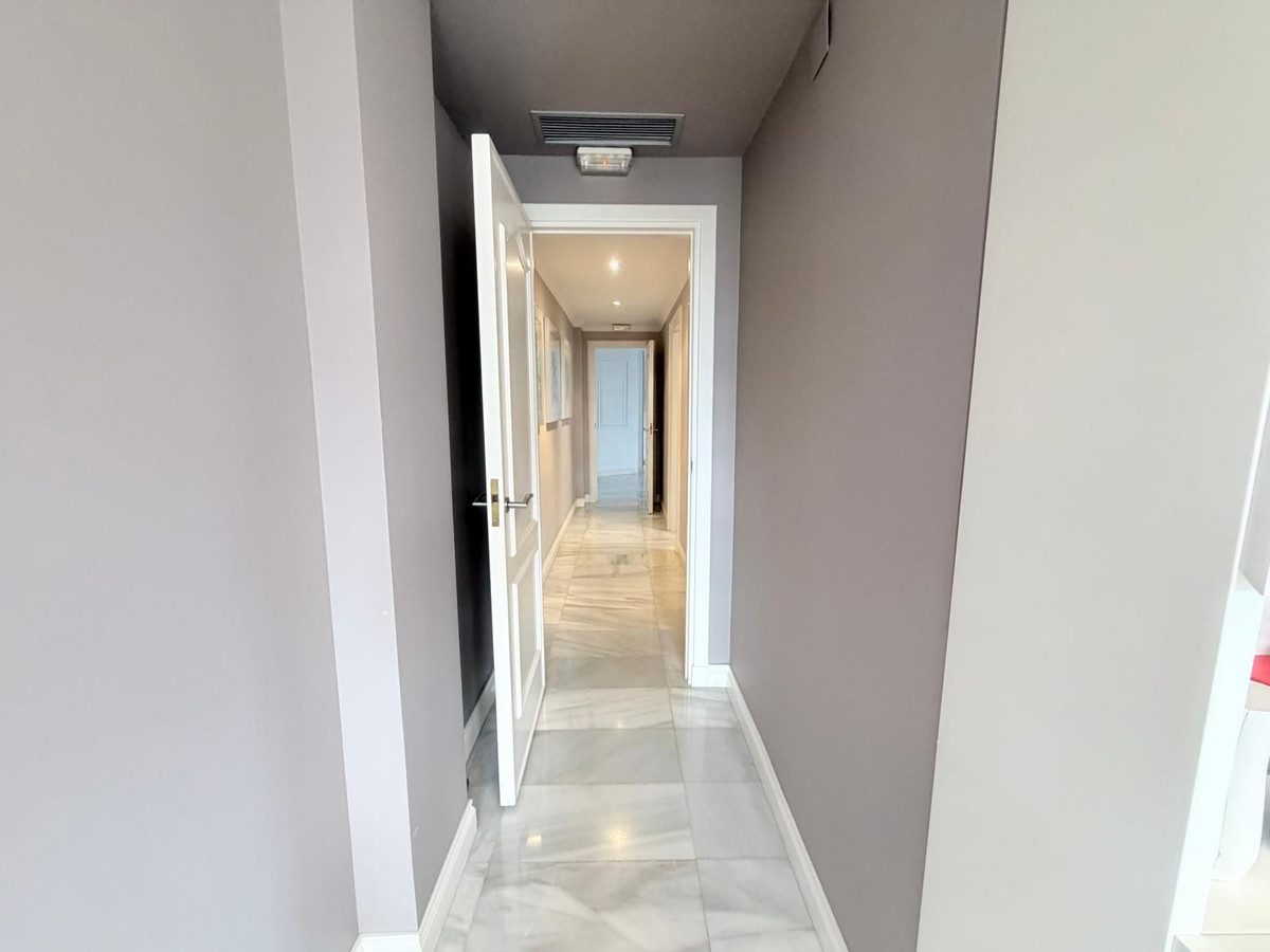 Middle Floor Apartment in Marbella, Costa del Sol – 3 beds – 595000 € - photo 18 of 34