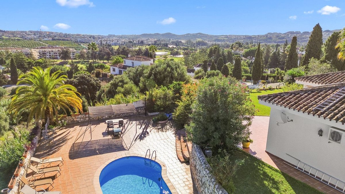 Detached Villa in Mijas, Costa del Sol – 4 beds – 975000 € - photo 2 of 40