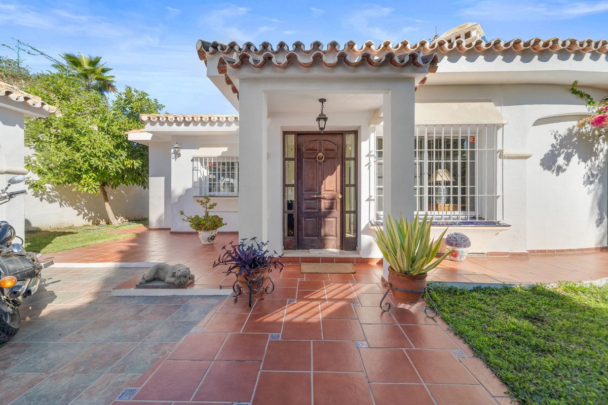 Detached Villa in Mijas, Costa del Sol – 4 beds – 975000 € - photo 8 of 40