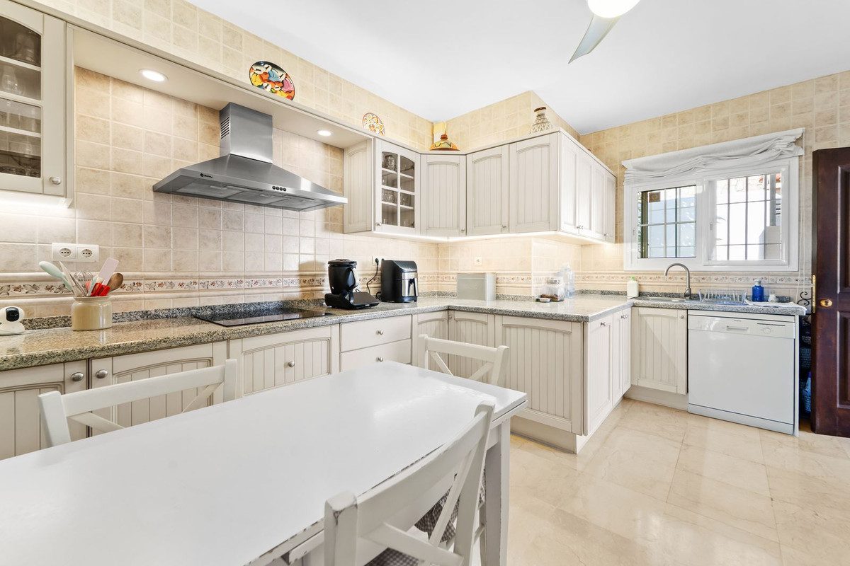 Detached Villa in Mijas, Costa del Sol – 4 beds – 975000 € - photo 14 of 40