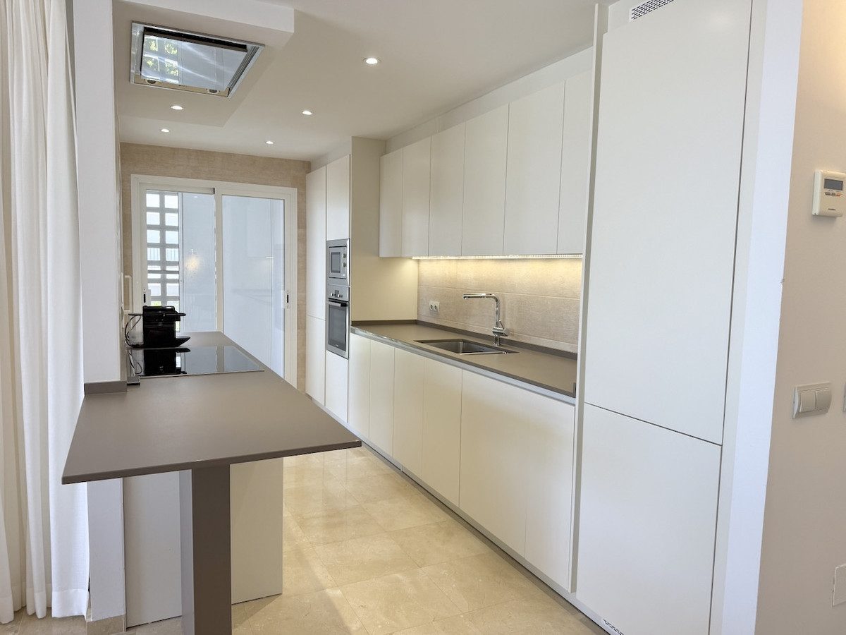 Middle Floor Apartment in Marbella, Costa del Sol – 3 beds – 535000 € - photo 11 of 34