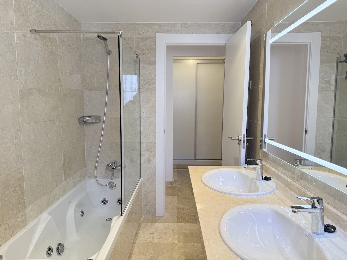 Middle Floor Apartment in Marbella, Costa del Sol – 3 beds – 535000 € - photo 18 of 34