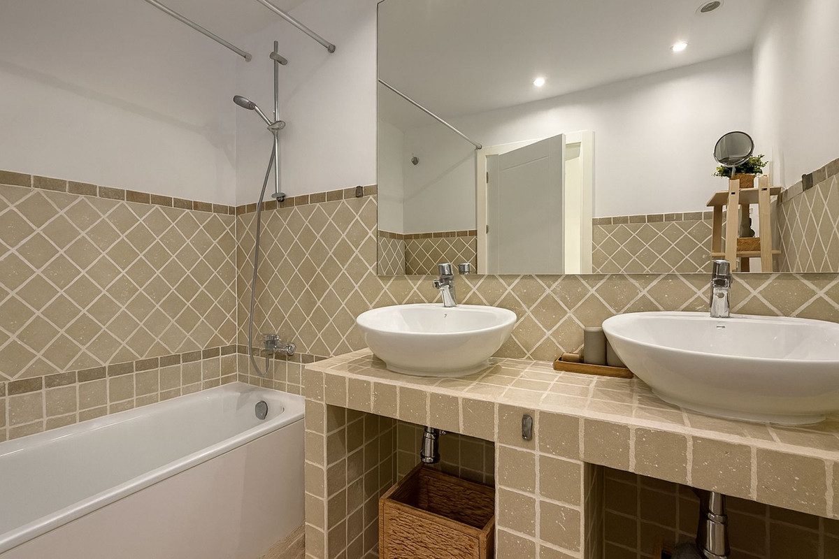 Ground Floor Apartment in Estepona, Costa del Sol – 2 beds – 349000 € - photo 18 of 29