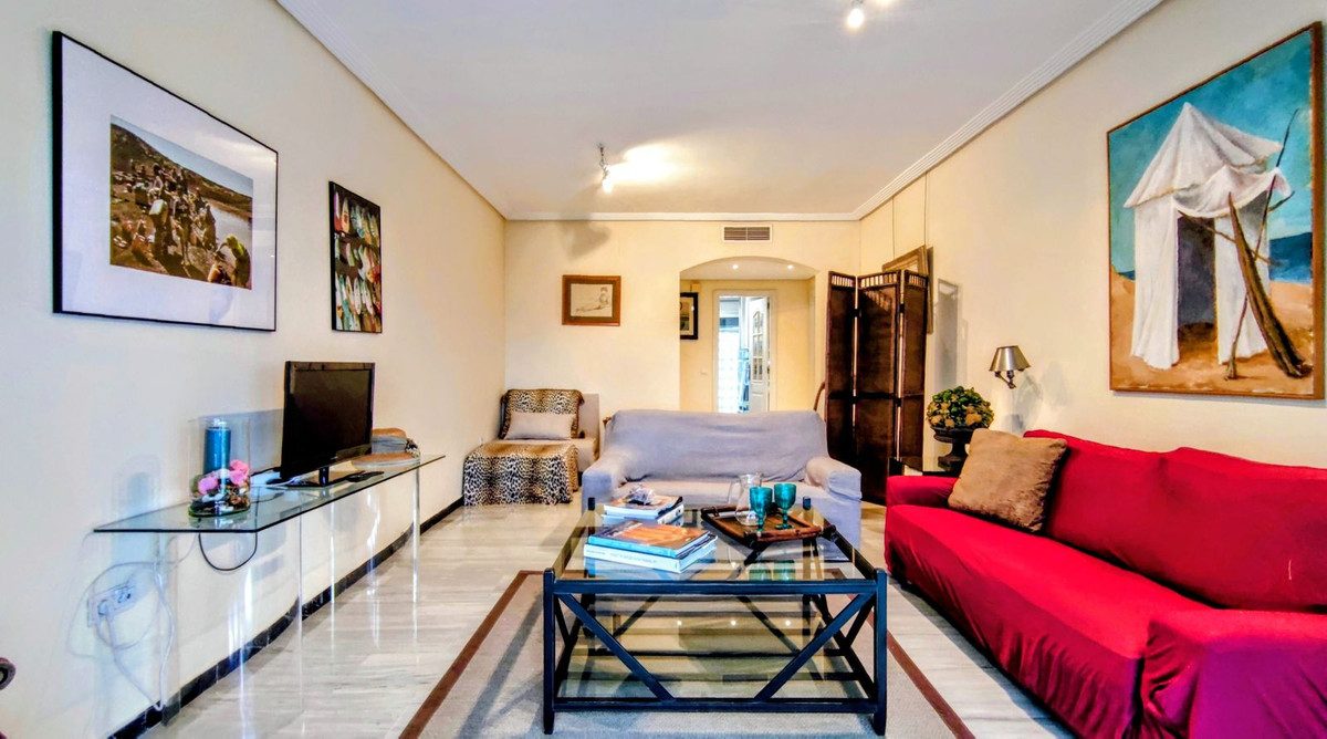 Middle Floor Apartment in Marbella, Costa del Sol – 2 beds – 799000 € - photo 10 of 39