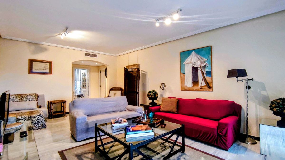 Middle Floor Apartment in Marbella, Costa del Sol – 2 beds – 799000 € - photo 12 of 39