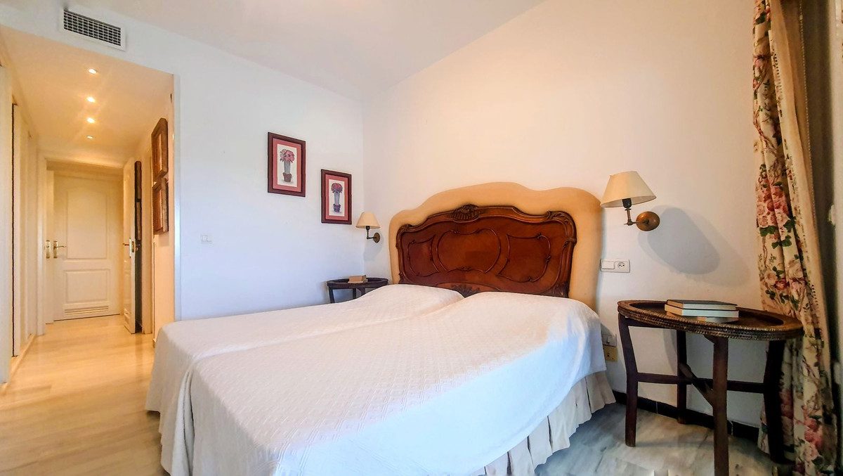 Middle Floor Apartment in Marbella, Costa del Sol – 2 beds – 799000 € - photo 19 of 39