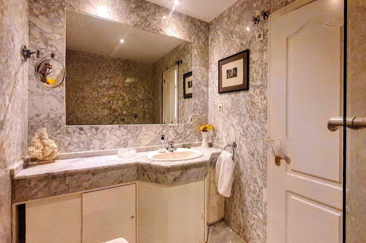 Middle Floor Apartment in Marbella, Costa del Sol – 2 beds – 799000 € - photo 20 of 39