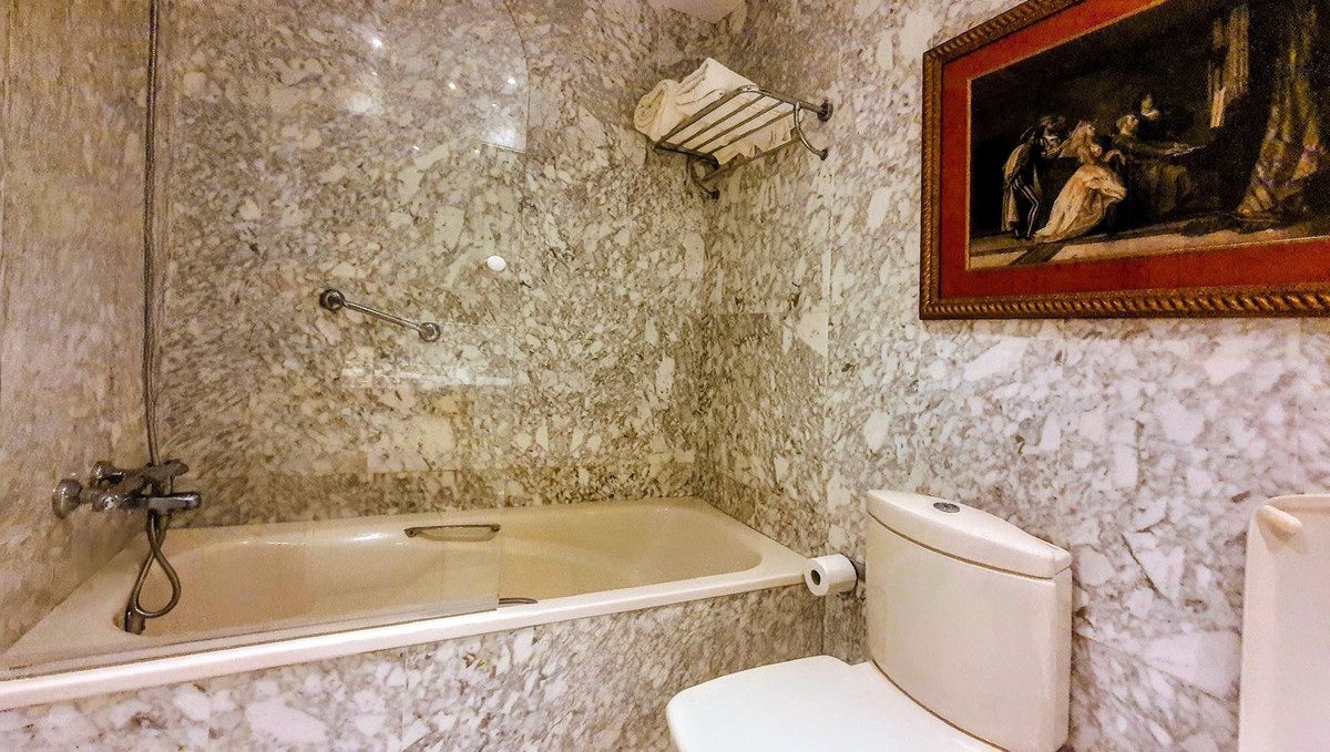 Middle Floor Apartment in Marbella, Costa del Sol – 2 beds – 799000 € - photo 22 of 39
