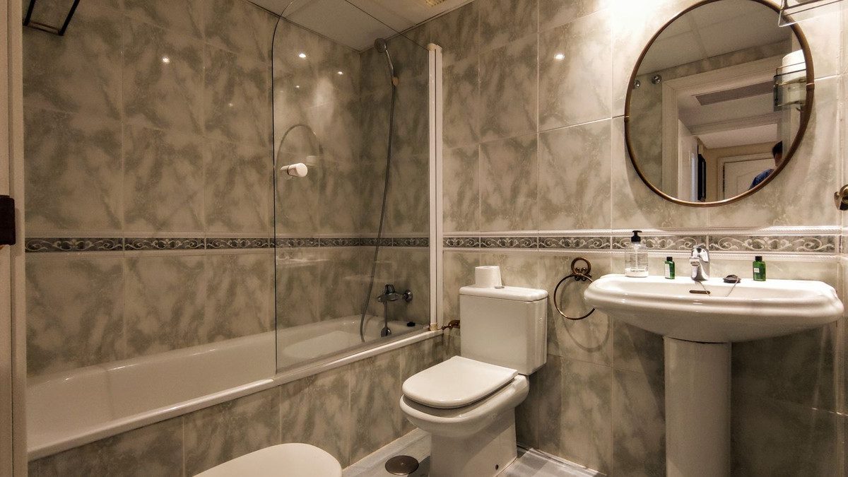 Middle Floor Apartment in Marbella, Costa del Sol – 2 beds – 799000 € - photo 27 of 39