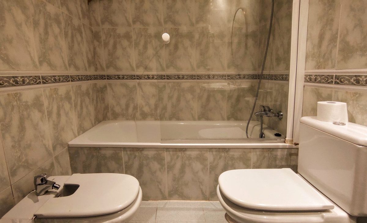 Middle Floor Apartment in Marbella, Costa del Sol – 2 beds – 799000 € - photo 28 of 39