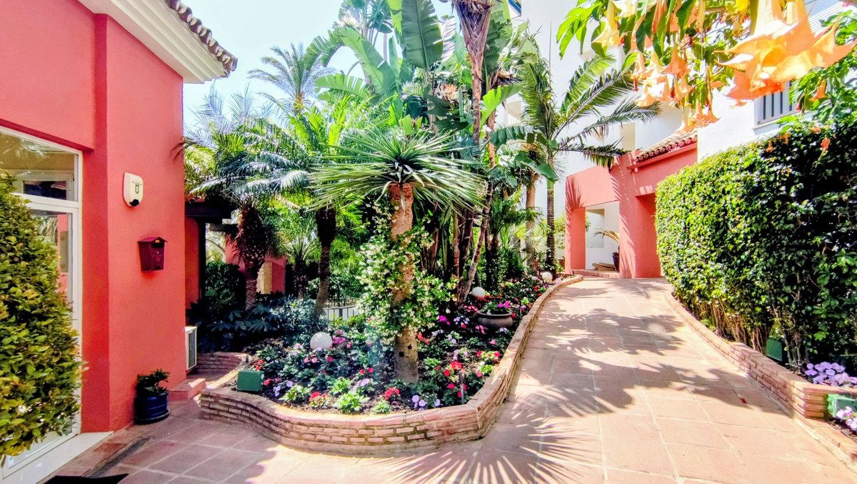 Middle Floor Apartment in Marbella, Costa del Sol – 2 beds – 799000 € - photo 31 of 39