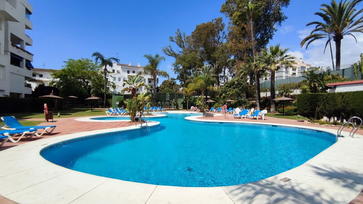 Middle Floor Apartment in Marbella, Costa del Sol – 2 beds – 799000 € - photo 32 of 39