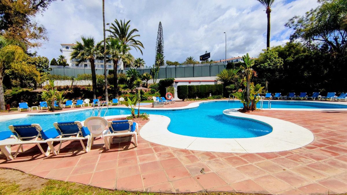 Middle Floor Apartment in Marbella, Costa del Sol – 2 beds – 799000 € - photo 33 of 39