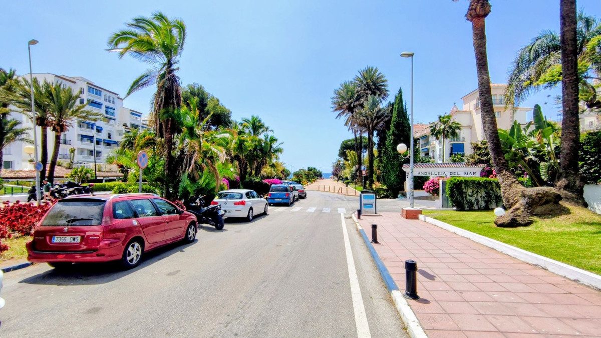 Middle Floor Apartment in Marbella, Costa del Sol – 2 beds – 799000 € - photo 36 of 39