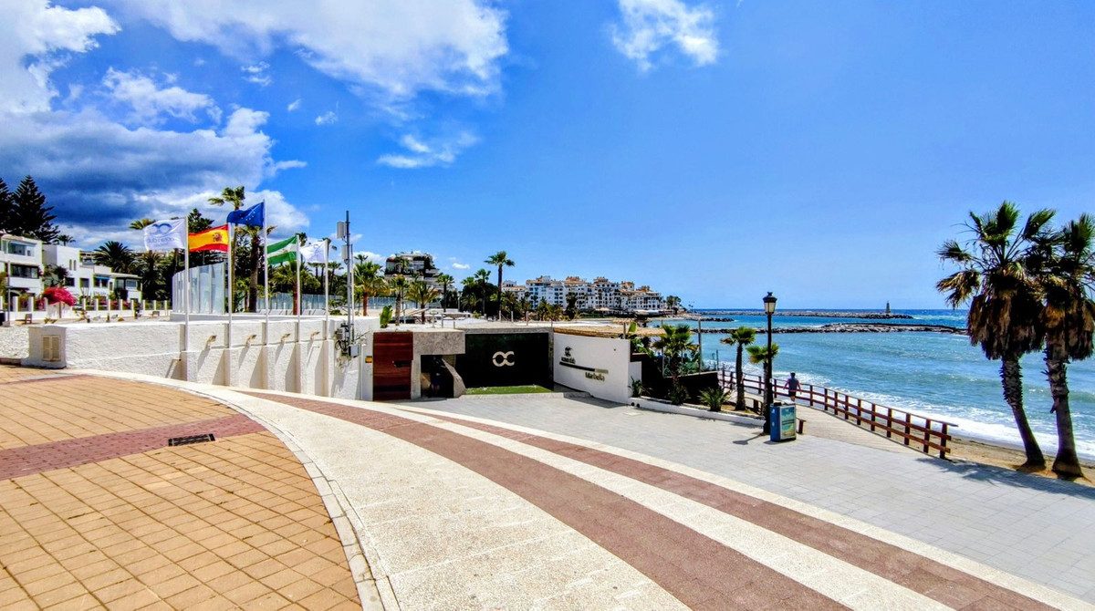 Middle Floor Apartment in Marbella, Costa del Sol – 2 beds – 799000 € - photo 38 of 39