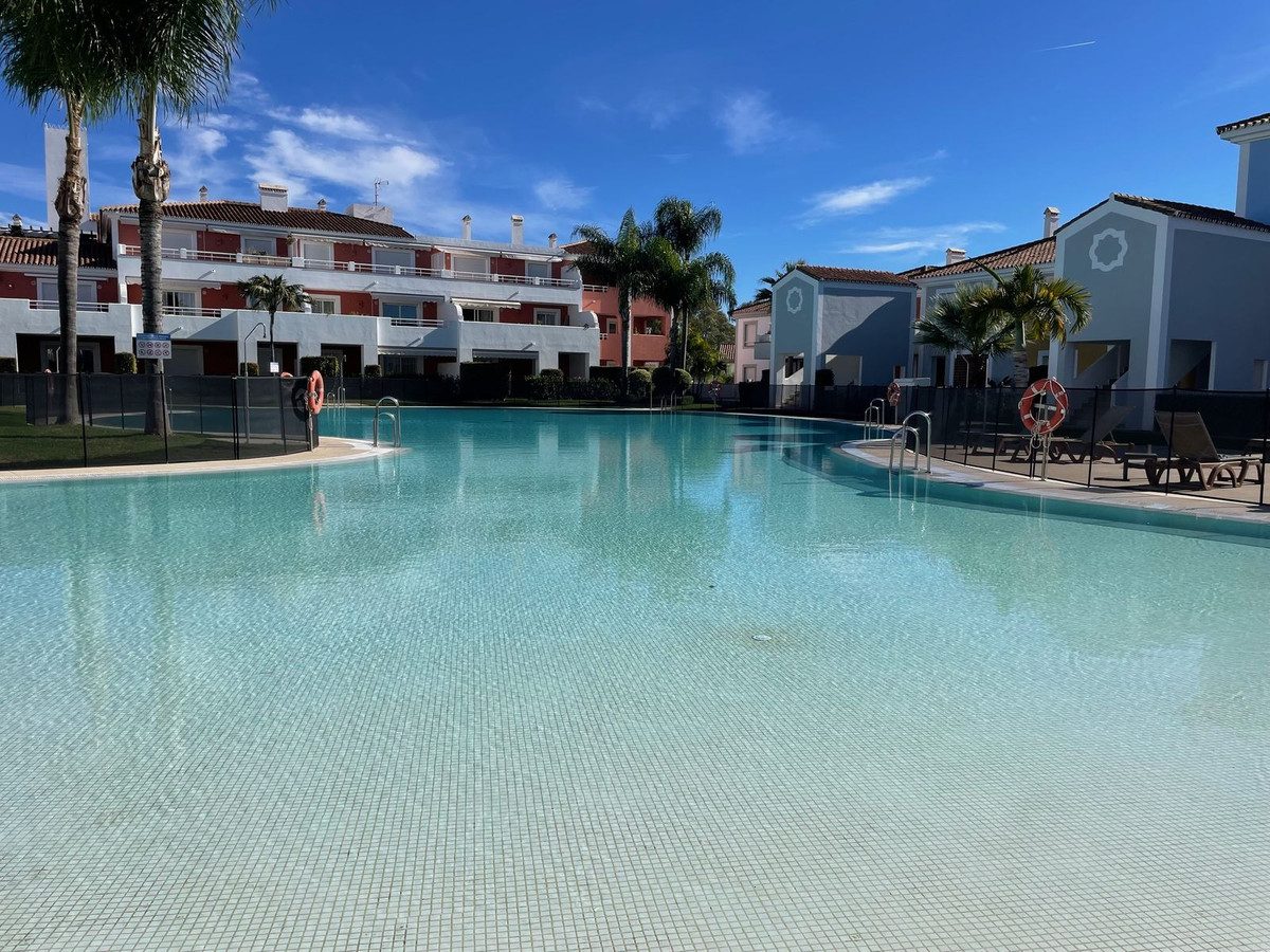 Ground Floor Apartment in Estepona, Costa del Sol – 2 beds – 450000 € - photo 1 of 10