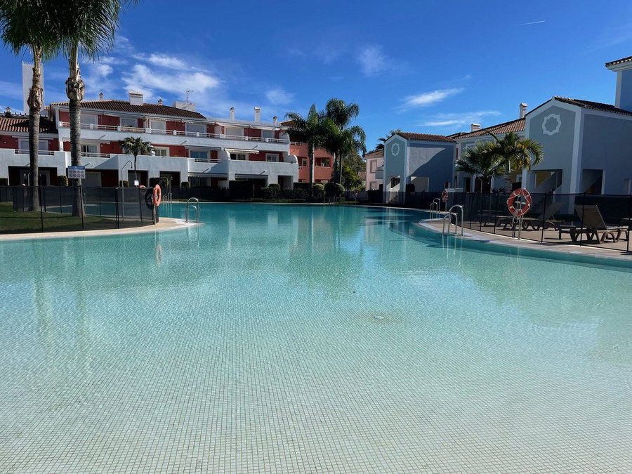 Ground Floor Apartment in Estepona, Costa del Sol – 2 beds – 450000 € - photo 1 of 10