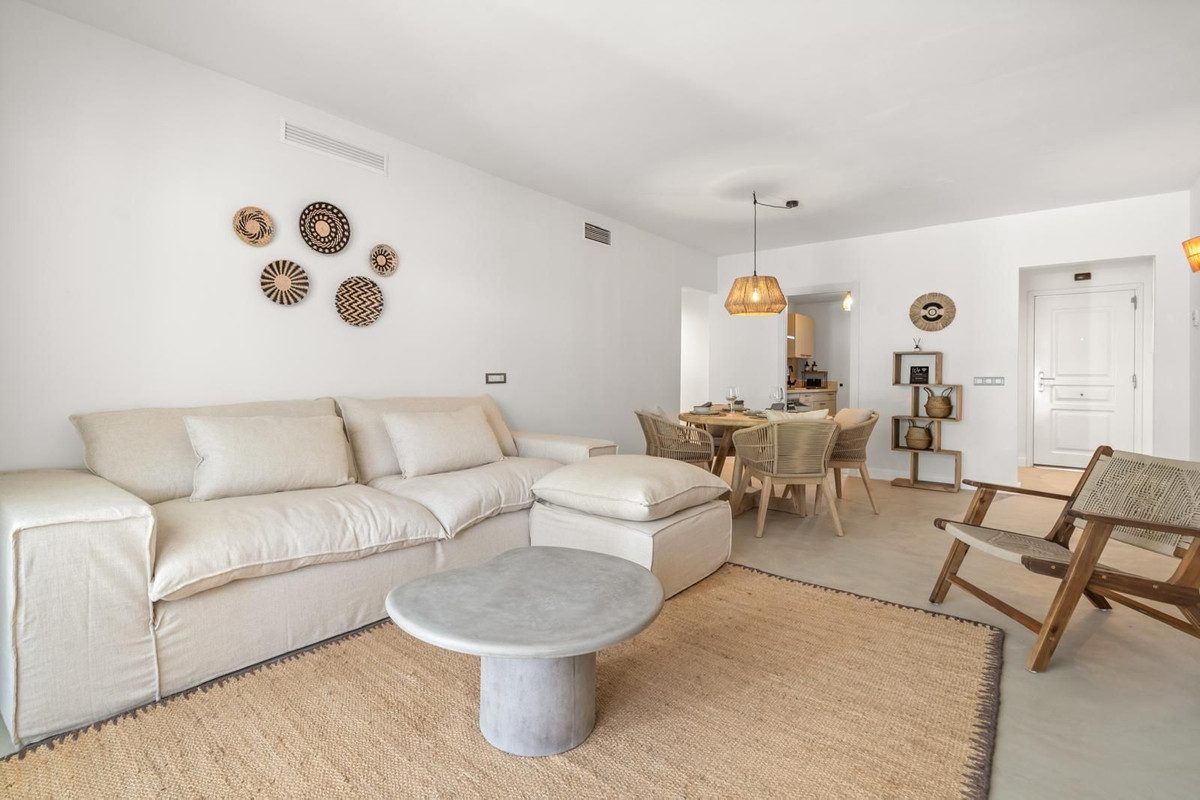 Ground Floor Apartment in Estepona, Costa del Sol – 2 beds – 450000 € - photo 3 of 10