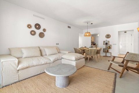 Ground Floor Apartment in Estepona, Costa del Sol – 2 beds – 450000 € - photo 3 of 10