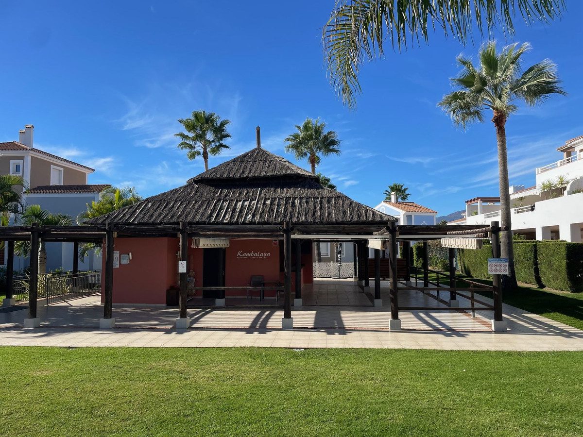 Ground Floor Apartment in Estepona, Costa del Sol – 2 beds – 450000 € - photo 9 of 10