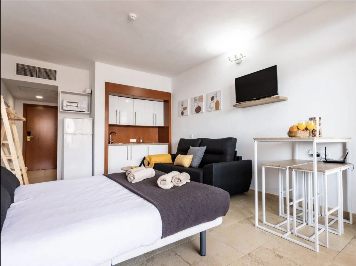 Middle Floor Studio in Fuengirola, Costa del Sol – 0 beds – 249000 € - photo 7 of 16