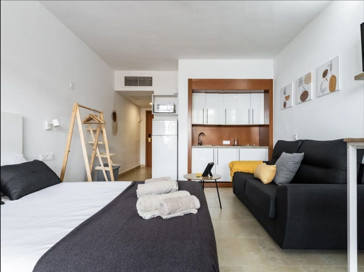 Middle Floor Studio in Fuengirola, Costa del Sol – 0 beds – 249000 € - photo 8 of 16