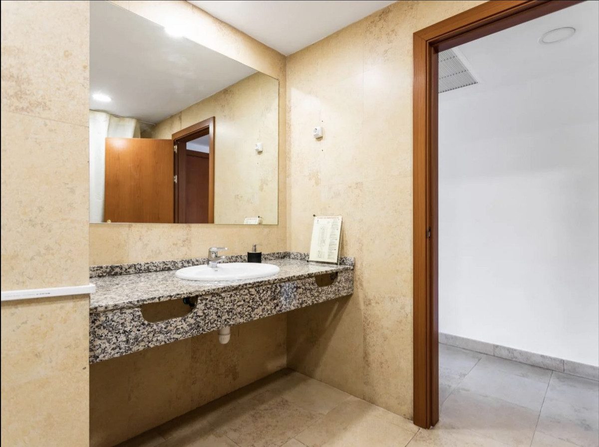 Middle Floor Studio in Fuengirola, Costa del Sol – 0 beds – 249000 € - photo 11 of 16