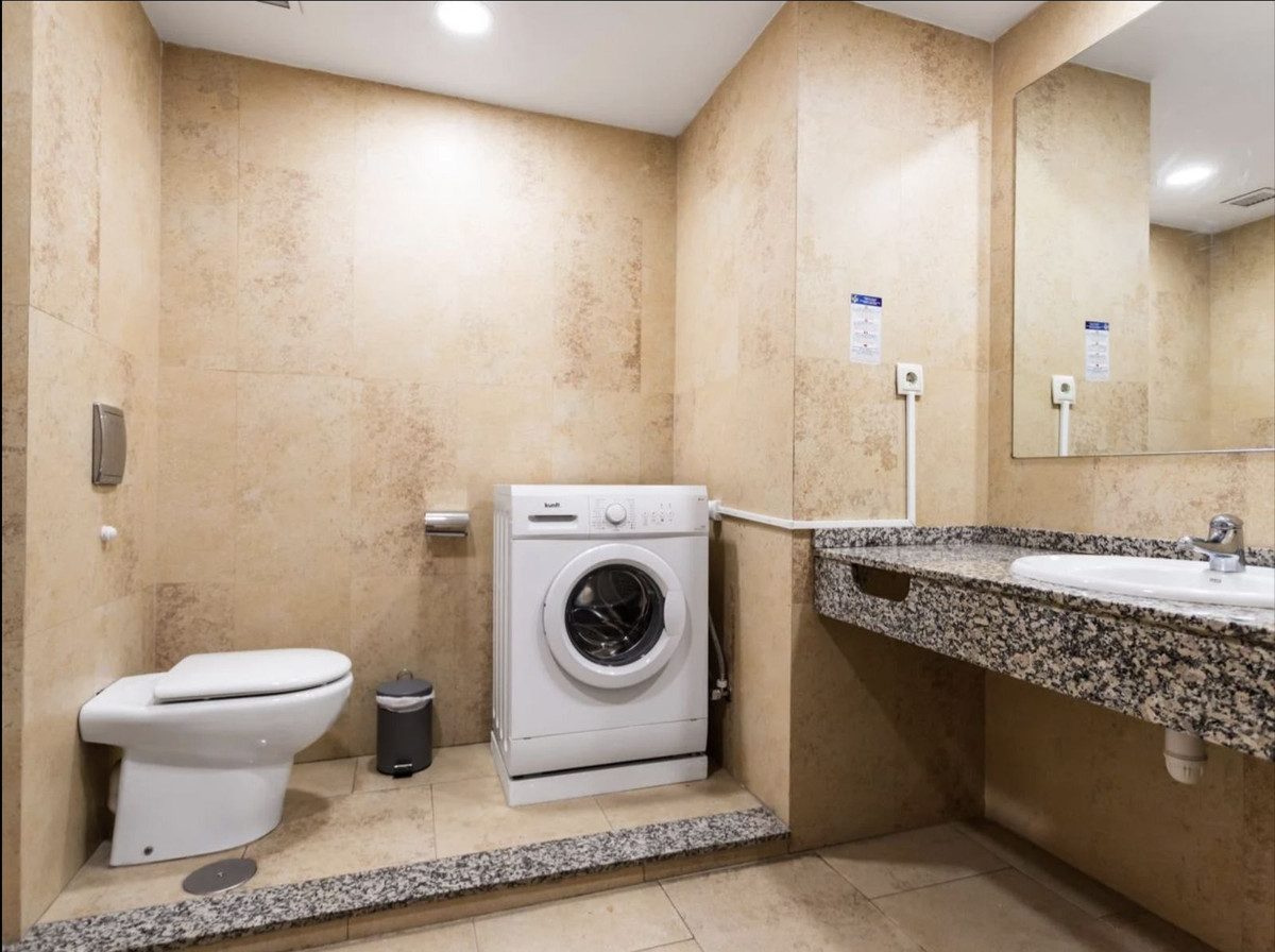 Middle Floor Studio in Fuengirola, Costa del Sol – 0 beds – 249000 € - photo 13 of 16