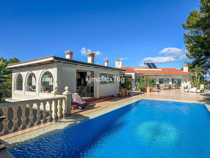 Detached Villa in Torremolinos, Costa del Sol – 7 beds – 2650000 €