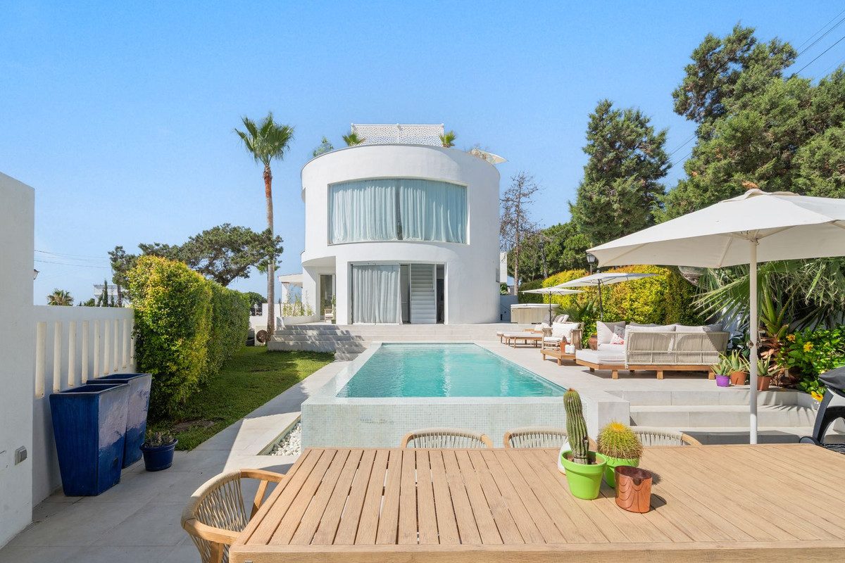 Detached Villa in Marbella, Costa del Sol – 3 beds – 1595000 € - photo 1 of 31