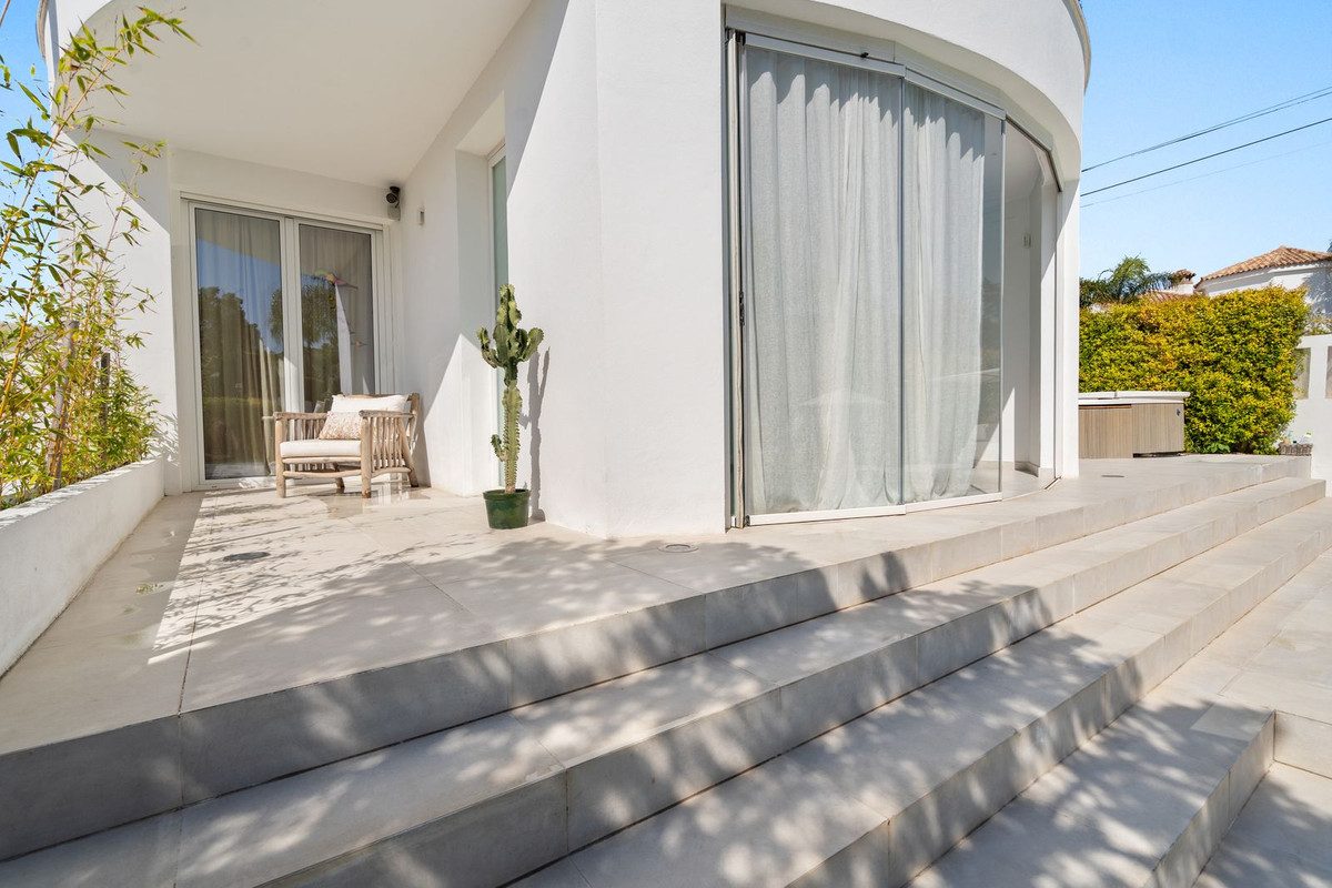 Detached Villa in Marbella, Costa del Sol – 3 beds – 1595000 € - photo 8 of 31