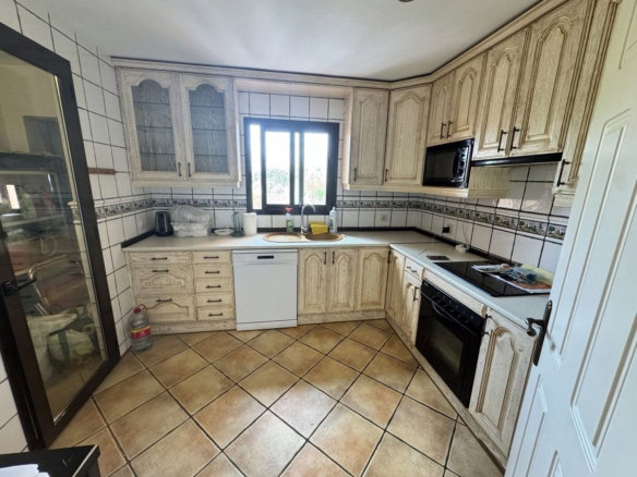 Middle Floor Apartment in Estepona, Cancelada – 2 beds – 295000 € - photo 57 of 90