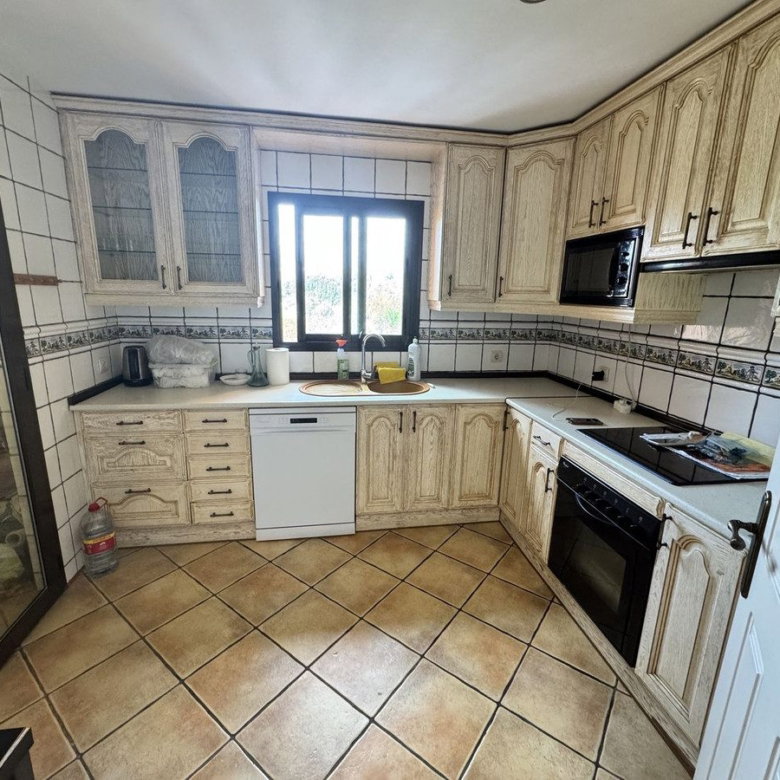 Middle Floor Apartment in Estepona, Cancelada – 2 beds – 295000 € - photo 34 of 90