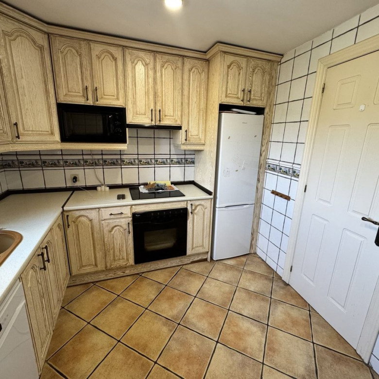 Middle Floor Apartment in Estepona, Cancelada – 2 beds – 295000 € - photo 61 of 90