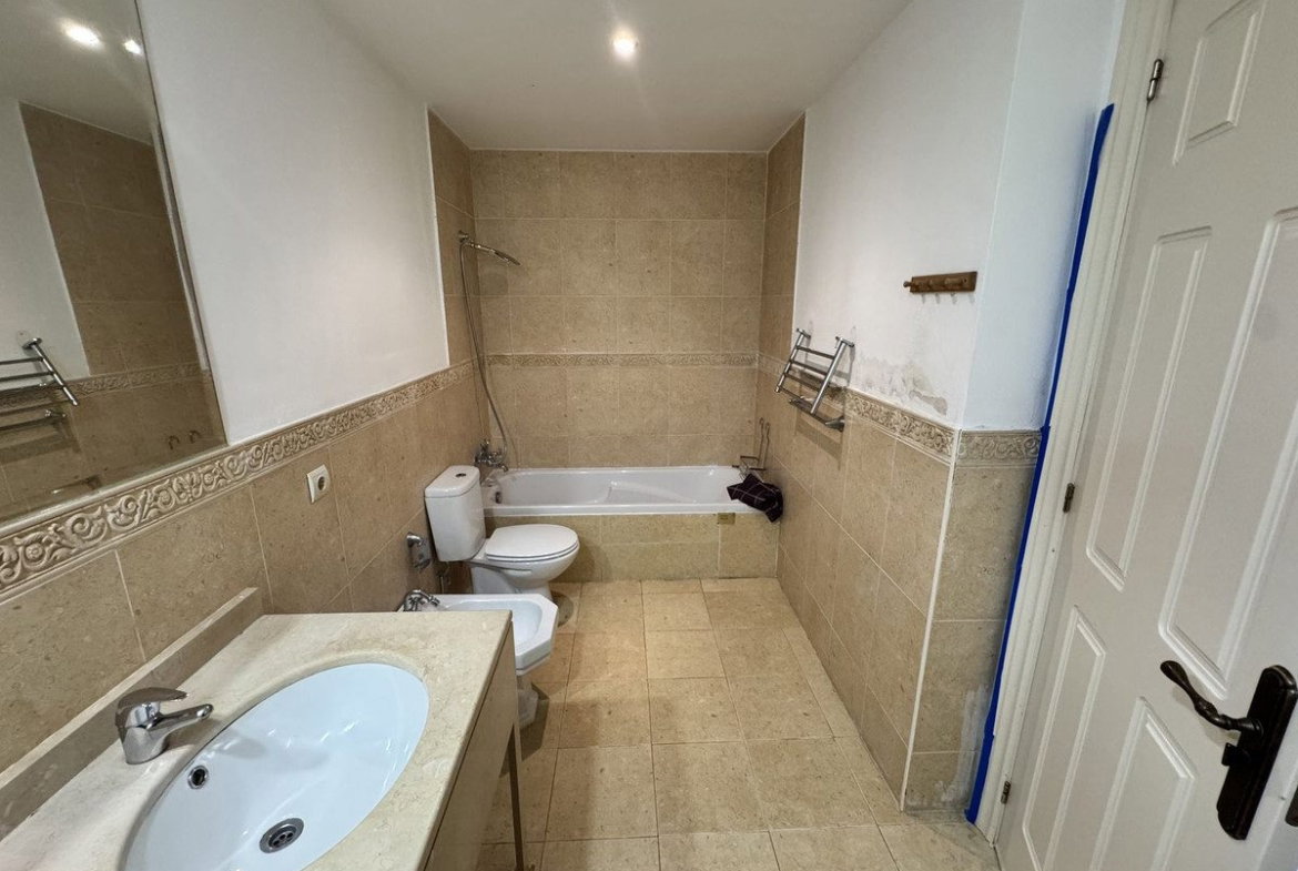 Middle Floor Apartment in Estepona, Cancelada – 2 beds – 295000 € - photo 63 of 90