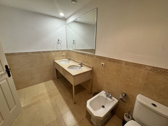 Middle Floor Apartment in Estepona, Cancelada – 2 beds – 295000 € - photo 29 of 90