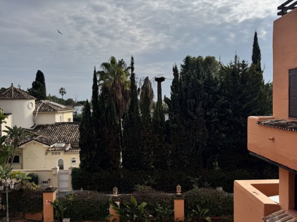 Middle Floor Apartment in Estepona, Cancelada – 2 beds – 295000 € - photo 36 of 90