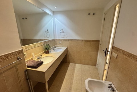 Middle Floor Apartment in Estepona, Cancelada – 2 beds – 295000 € - photo 45 of 90