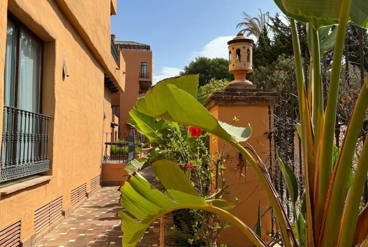 Middle Floor Apartment in Estepona, Cancelada – 2 beds – 295000 € - photo 76 of 90