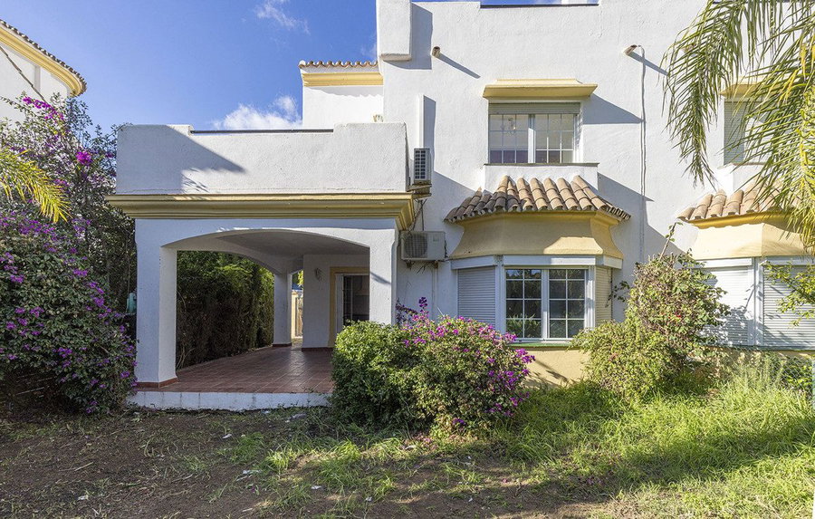 Townhouse in Marbella, Costa del Sol – 3 beds – 695000 € - photo 1 of 56