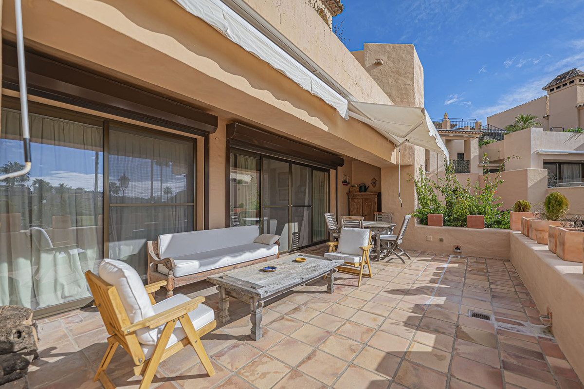 Ground Floor Apartment in Estepona, Costa del Sol – 2 beds – 550000 € - photo 3 of 34