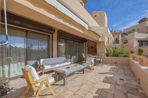 Ground Floor Apartment in Estepona, Costa del Sol – 2 beds – 550000 € - photo 3 of 34