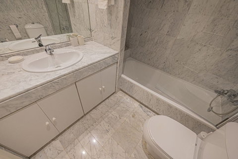 Ground Floor Apartment in Estepona, Costa del Sol – 2 beds – 550000 € - photo 9 of 34
