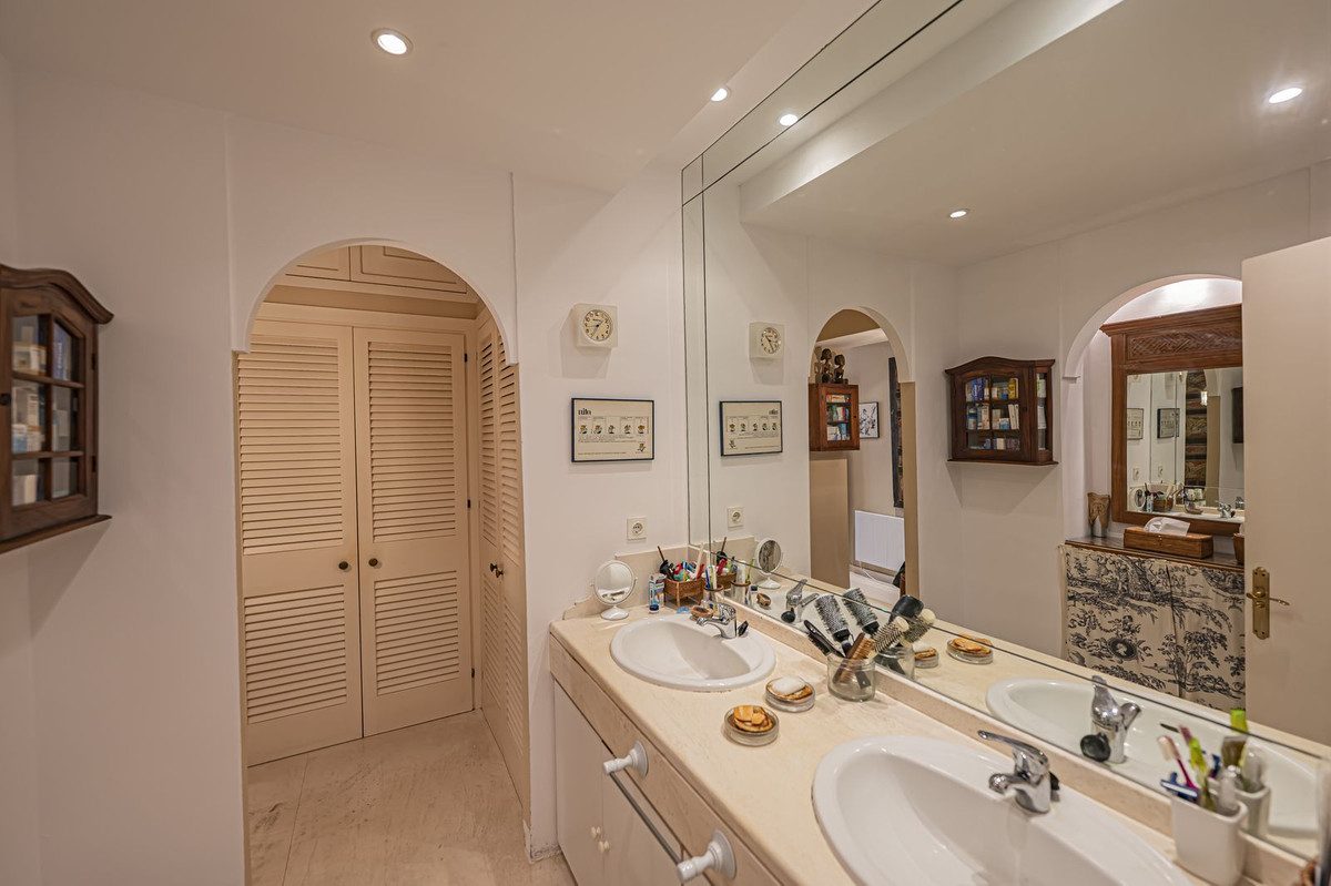 Ground Floor Apartment in Estepona, Costa del Sol – 2 beds – 550000 € - photo 12 of 34