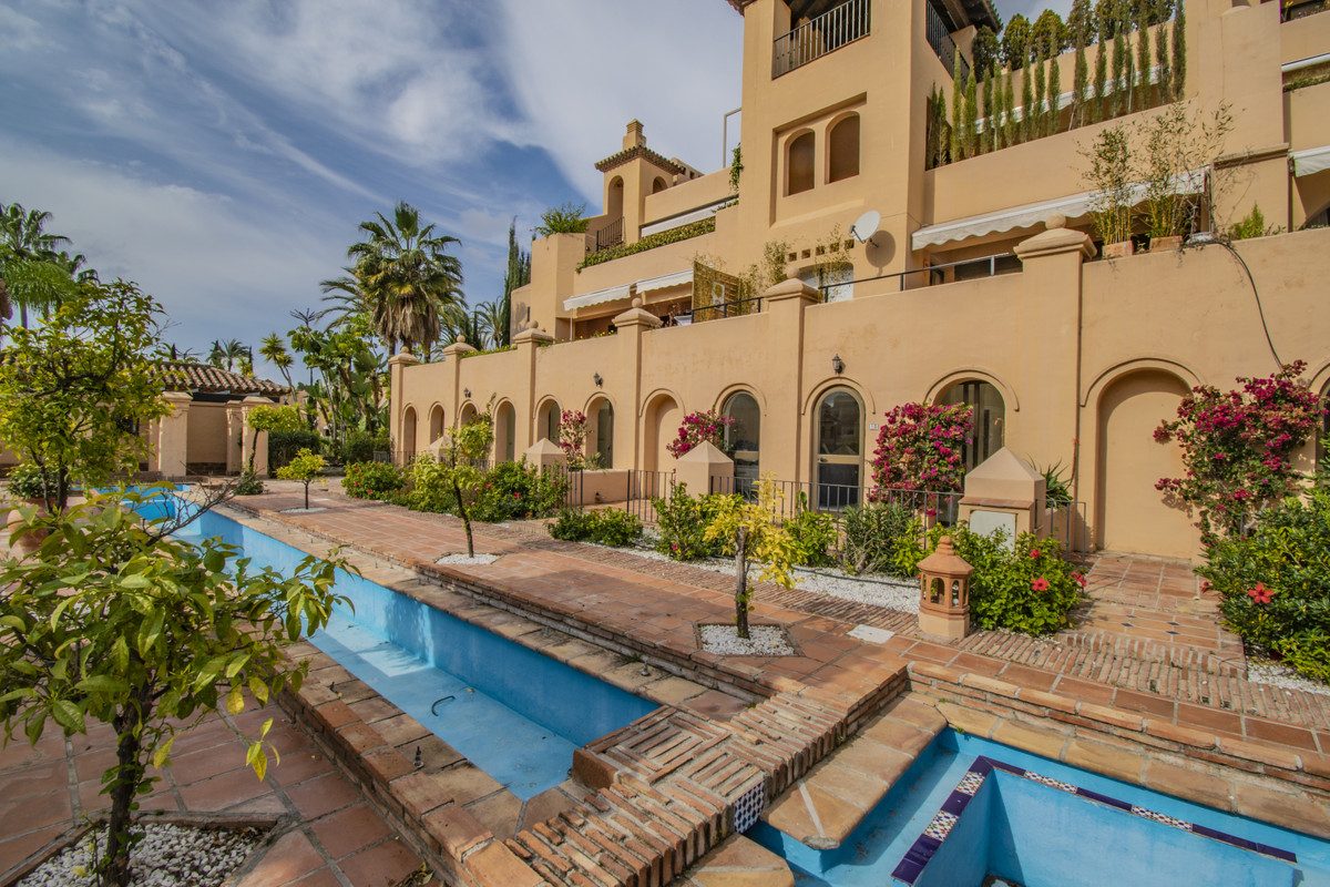 Ground Floor Apartment in Estepona, Costa del Sol – 2 beds – 550000 € - photo 13 of 34