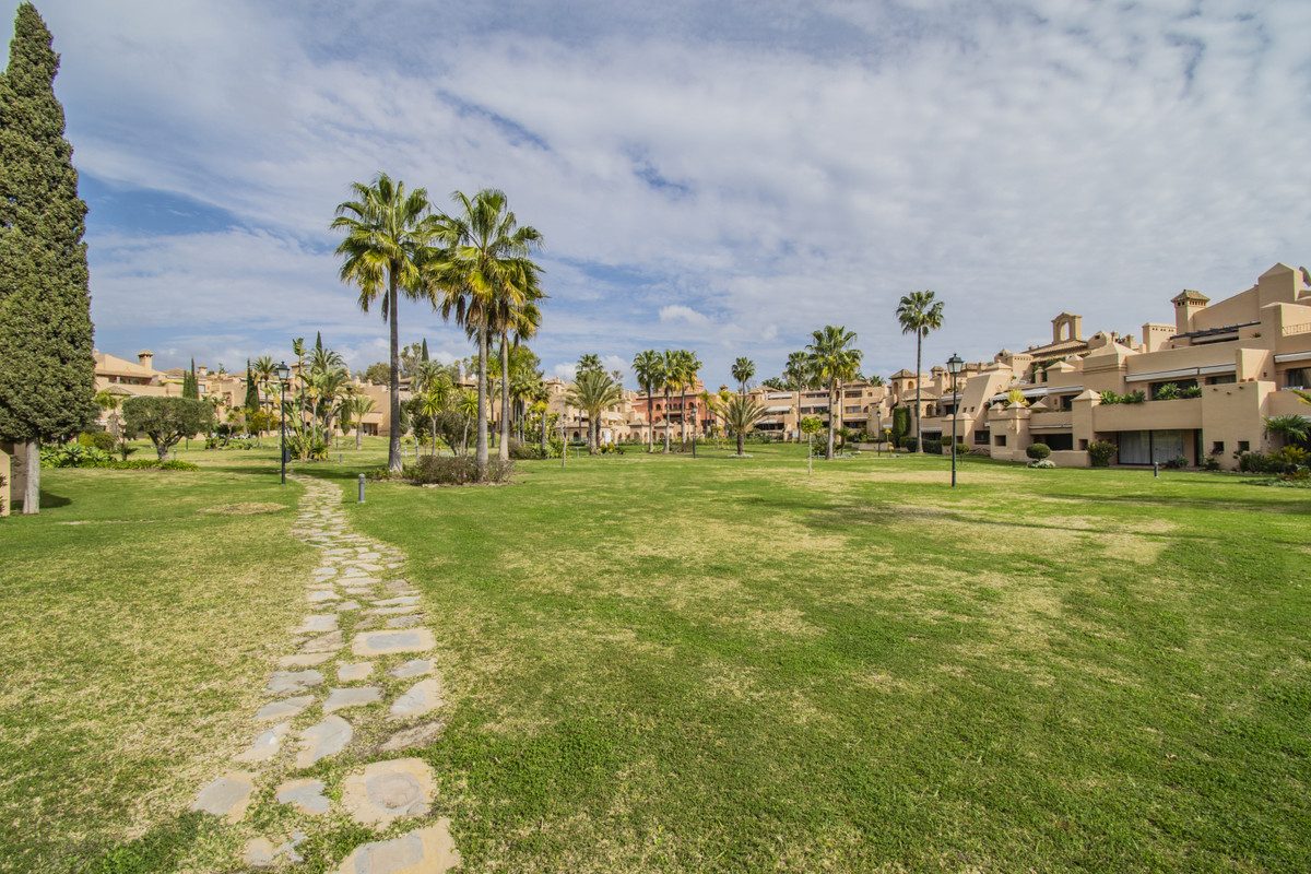 Ground Floor Apartment in Estepona, Costa del Sol – 2 beds – 550000 € - photo 15 of 34